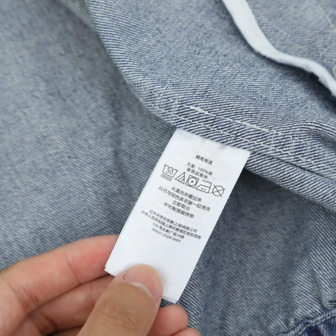 P350 #R17 Ralph Lauren unisex denim jacket with zipper and small label. The classic jacket style, neat lines outline a generous outline, and the short and slim design can quietly lengthen the leg lines visually, instantly achieving the stunning effect of making you taller and slimmer, helping you easily create enviable long legs. The practical pockets on both sides of the front body can not only store mobile phones and keys easily, but also cleverly add a bit of casualness to the overall shape, perfectly blending fashion and practicality. Moreover, the fabric has been specially treated to be soft and wear-resistant, and the comfort level is straight forward. In terms of matching, you can wear it as you like. Pair it with a simple white T-shirt, straight jeans and sneakers on the lower body. It is easy to control the looseness when going out on the street every day. If you wear it with leather boots and a floral skirt, you can create a romantic feeling of western style. I really love it, so it’s not a waste to buy it! Color: Washed Blue Size: S-XL S: Bust 118 Length 70 Sleeve Length 68 Shoulder Width 50 M: Bust 122 Length 72 Sleeve Length 69 Shoulder Width 51 L: Bust 126 Length 74 Sleeve Length 70 Shoulder Width 52 XL: Bust 130 Length 76 Sleeve Length 71 Shoulder Width 53